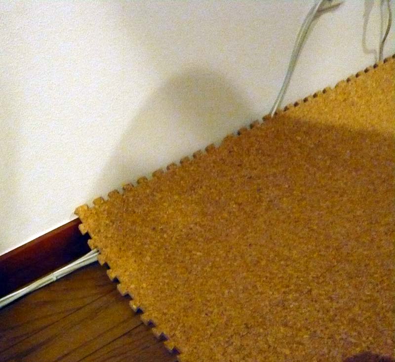 コルクシートで配線を隠す