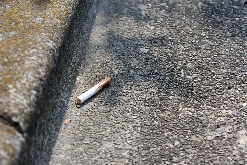 路上の吸い殻