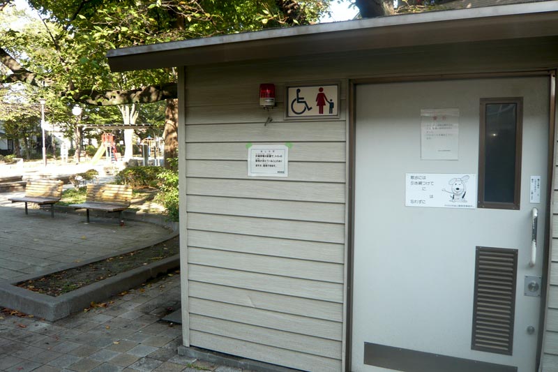 公園のトイレ