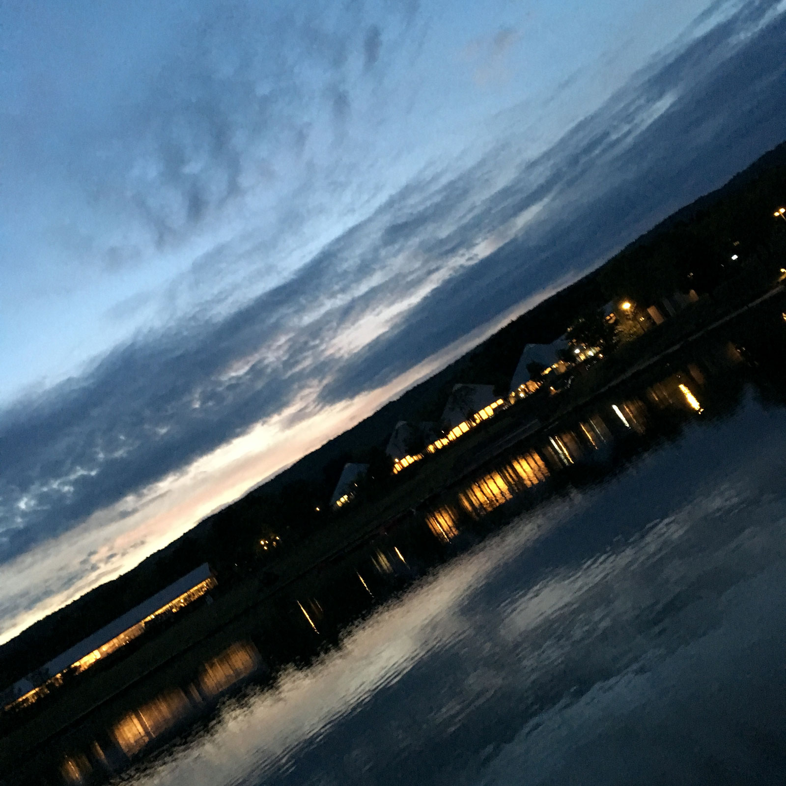 人工湖の夕暮れ