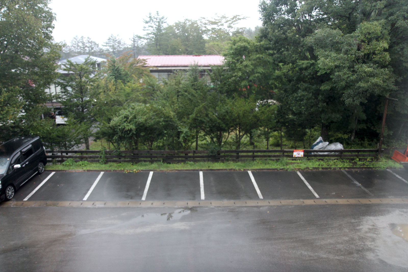 外は雨